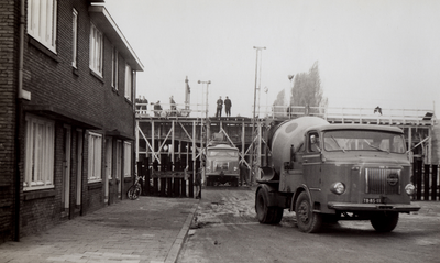 847663 Gezicht op de aanleg van het spoorwegviaduct over de Cartesiusweg te Utrecht, vanuit de St.-Josephlaan.